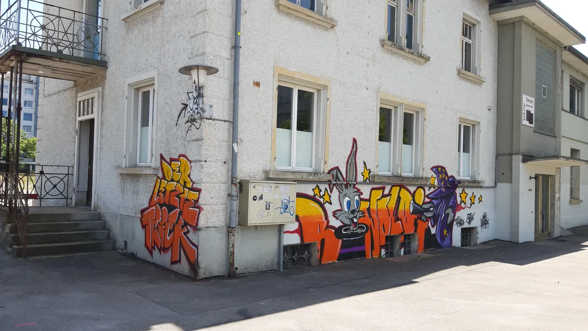 Graffito an Hausfassade. 